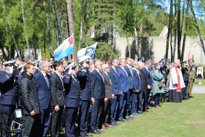 Uczestnicy uroczystości z okazji 81. rocznicy zakończenia II wojny światowej oraz uwolnienia ostatnich więźni&oacute;w niemieckiego nazistowskiego obozu koncentracyjnego Stutthof zgromadzeni na terenie Muzeum Stutthof w Sztutowie. Wśr&oacute;d nich m.in. wiceprezydent Gdyni Rafał Geremek i wicewojewoda pomorski Emil Rojek