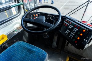 Wnętrze Ikarusa 280T, kt&oacute;ry już znajduje się na zajezdni PKT w Gdyni (fot. Kamil Złoch)