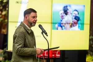 Fotoreporter Adam Warżawa przemawiający podczas gali konkursu Gdańsk Press Photo 2026