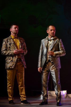 Zdjęcie z próby spektaklu „Sen nocy letniej” w Teatrze Miejskim. Od lewej: Piotr Michalski jako Oberon i Dariusz Szymaniak jako Puk // fot. Roman Jocher