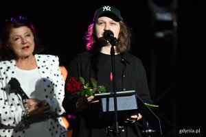 Na scenie stoją Hania Derej i Urszula Dudziak