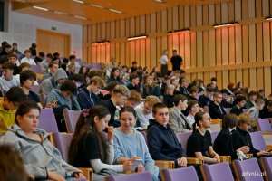 Uczestnicy kampanii &bdquo;Jak szkoła to dwa koła&rdquo; zgromadzeni w Pomorskim Parku Naukowo-Technologicznym Gdynia podczas finału akcji 