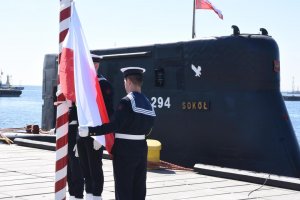 Ostatnie opuszczenie bandery na okręcie podwodnym ORP Sokół // fot. Lechosław Dzierżak