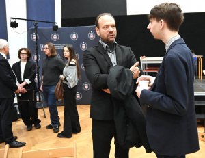 Dw&oacute;ch mężczyzn w garniturach, starszy i młodszy