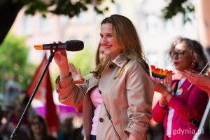 Wiceprezydentka Sopotu Magdalena Cieślik przemawiająca ze sceny podczas 11. Tr&oacute;jmiejskiego Marszu R&oacute;wności 