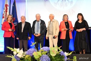 Uroczystość wręczenia odznak honorowych w Sali Koncertowej Portu Gdynia w ramach gdyńskich obchodów 45. rocznicy zakończenia strajków i podpisania porozumień sierpniowych (fot. Michał Puszczewicz)