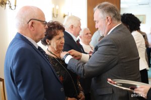Medale za Długoletnie Pożycie Małżeńskie pary otrzymały z rąk prezydenta Gdyni Wojciecha Szczurka 