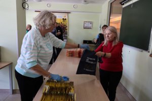 Kilkudziesięcioro wolontariuszy pracowało nad pakowaniem paczek dla os&oacute;b samotnych i potrzebujących (fot. Dorota Patzer)