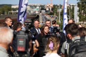 Briefing prasowy dotyczący finansowania Drogi Czerwonej i Estakady Kwiatkowskiego. Przemawia prezydent Gdyni Aleksandra Kosiorek (fot. Kamil Złoch)