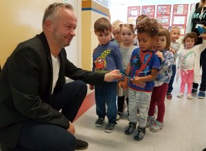 Dyrektor Krzysztof Jankowski z dziećmi z Zespołu Szkolno-Przedszkolnego nr 3 w Gdyni // fot. z archiwum rodzinnego Jankowskich