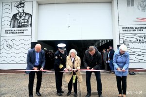Oficjalne odsłonięcie muralu „Chwała polskim marynarzom”. Wstęgę przecinają (od prawej): Joanna Zielińska - przewodnicząca Rady Miasta Gdyni, Tomasz Miegoń - dyrektor Muzeum Marynarki Wojennej, pani Halina - wdowa po kmdr. Czesławie Cześniku, kmdr Maciej Osika, obecny komendant Ośrodka Szkolenia Żeglarskiego Marynarki Wojennej oraz Andrzej Busler - prezes Kaszubskiego Forum Kultury // fot. Magdalena Czernek