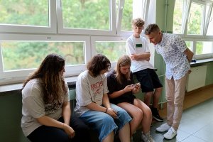 grupa uczniów na korytarzu szkolnym