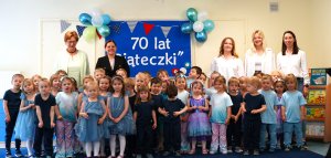 Dzieci w kolorowych strojach z nauczycielami