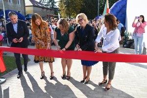 Przecięcie wstęgi przy wejściu do nowej sali w SP nr 20  
