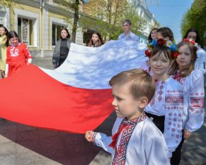 Uczniowie z Żytomierza symbolicznie świętowali 3 maja w dowód wdzięczności za pomoc, która płynęła z Polski - w tym także z Gdyni, fot. Żytomierska Rada Miejska / Facebook