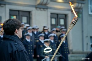 Student z pochodnią podczas apelu pamięci 