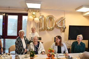 Koleżanki składają życzenia urodzinowe pani Janinie 