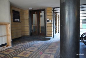 Wejście do klatki reprezentacyjnej. Na ziemi zostały położone tzw. &bdquo;gorseciki", czyli dywan ułożony z geometrycznych kafelk&oacute;w (fot. Magdalena Starnwska)