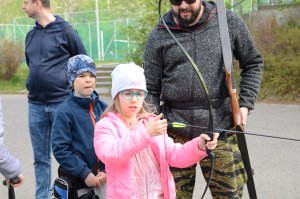 Dzieci uczące się strzelać z łuku