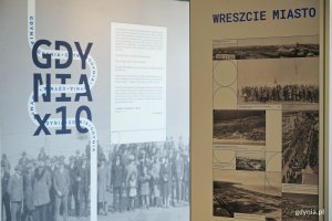 Ekspozytory z wystawą &bdquo;Gdynia x 10&rdquo; w Galerii Gdyńskiego Centrum Filmowego im. Leszka Kopcia 