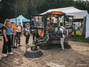 Dzieci oglądają sprzęt Zarządu Dr&oacute;g Miejskich w Gdyni