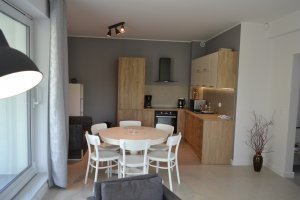 Apartamenty Willa Nawigator, aneks kuchenny z jadalnią