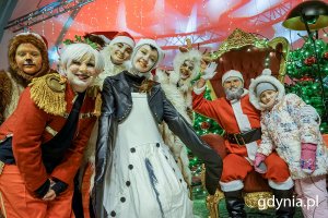 Święty Mikołaj, elf i zwierzęta wraz z młodymi gdynianami podczas zabawy mikołajkowej na placu Grunwaldzkim