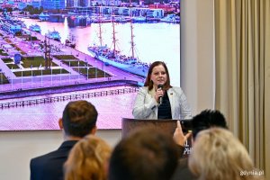 Prezydent Gdyni Aleksandra Kosiorek przemawiająca podczas konferencji ws. przyznania Tr&oacute;jmiastu tytułu Best of the World 2027 