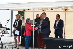 na zdjęciu uśmiechnięci ludzie