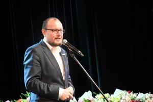 Na zdjęciu Mariusz Bzdęga, dyrektor zarządzający ds. kultury i aktywności mieszkańc&oacute;w przy mikrofonie (fot. Zofia Marczak)