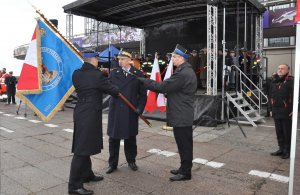 Sztandar dla Komendy Straży Pożarnej w Gdyni. Na zdjęciu generał brygadier, Komendant Główny Państwowej Straży Miejskiej, Leszek Suski przekazujący sztandar Komendantowi Miejskiemu PSP, st. kpt. Marcinowi Nowakowi.