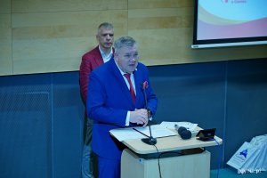 Mieczysław Gołuński, burmistrz Kartuz, przemawiający podczas gali honorującej dawc&oacute;w krwi z regionu