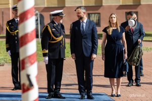 Polsko-szwedzkie rządowe konsultacje w Gdyni. Delegacje na terenie obiekt&oacute;w Akademii Marynarki Wojennej w Gdyni. Na zdjęciu minister obrony narodowej Władysław Kosiniak-Kamysz, sekretarz stanu w MON Magdalena Sobkowiak-Czarnecka i rektor-komendant AMW kontradmirał prof. dr hab. Tomasz Szubrycht (fot. Kamil Złoch)