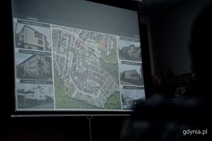 Na ekranie wyświetlona jest mapa obszaru objętego projektem planu miejscowego wraz z fotografiami przykładowej zabudowy prezentowana podczas spotkania z mieszkańcami. (fot. Paweł Budziński)
