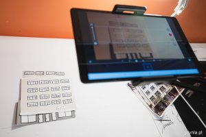 Rysunek gdyńskiej kamienicy i jego odbicie na tablecie
