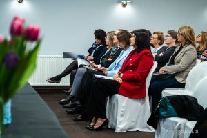 Na zdjęciu m.in. wiceprzewodnicząca Rady Miasta Gdyni Mariola Śrubarczyk-Cichowska i radna Larysa Kramin. Konferencja &bdquo;Zdrowie i dobrostan dojrzałego zespołu&rdquo; w Hotelu Kuracyjnym w Orłowie (fot. Kamil Złoch)