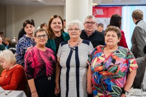 Prezydent Gdyni Aleksandra Kosiorek w towarzystwie seniorów