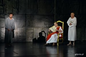Scena zbiorowa w spektaklu Teatru Muzycznego w Gdyni - „Mistrz i Małgorzata” // fot. Magdalena Czernek