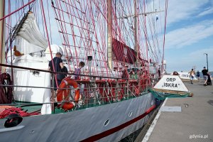 Zwiedzający na i przed pokładem okrętu ORP &bdquo;Iskra&rdquo; 