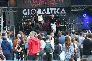 Mercedes Peón i Deixaas podczas występu na 20. Globaltice 
