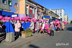 Uczestnicy Marszu Różowej Wstążki przed Teatrem Miejskim w Gdyni 