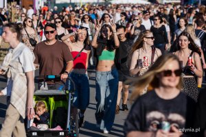 Uczestnicy Open'er Festivalu spacerujący po miasteczku festiwalowym // fot. Karol Stańczak