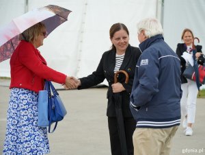 Prezydent Gdyni Aleksandra Kosiorek (w środku) wita się z Marią Śmiełowską-Bohn, dyrektor SP nr 12 i Bogusławem Witkowskim, wiceprezesem Polskiego Związku Żeglarskiego i prezesem Pomorskiego Związku Żeglarskiego