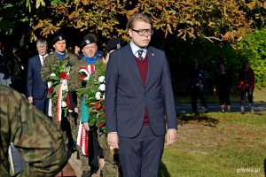 Filip Iwen składający kwiaty w imieniu senatora Sławomira Rybickiego podczas uroczystości z okazji 87. rocznicy zakończenia walk w obronie Kępy Oksywskiej 