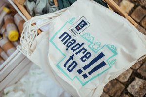 Akcja "Sprzątanie Gdyni 2018". Na pierwszym planie: bawełniana torba sygnowana logo kampanii edukacyjno-informacyjnej "Wyrzucam.to". (fot. Personal PR Sp. z o.o.)
