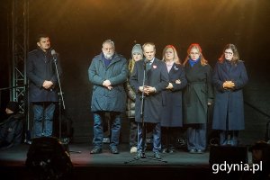 Na zdj. na scenie stoją (od prawej): prezydent Gdańska Aleksandra Dulkiewicz, Antonina Adamowicz, Magdalena Adamowicz, premier Donald Tusk, Teresa Adamowicz i Piotr Adamowicz, brat zamordowanego prezydenta