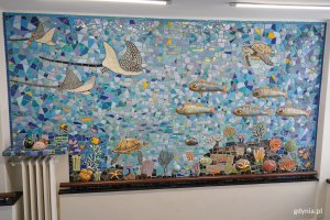 Mozaika z 2024 roku na jednej ze ścian Specjalistycznej Przychodni Lekarskiej &bdquo;Śr&oacute;dmieście&rdquo;