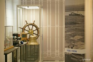 Eksponaty i jedna z plansz na wystawie &bdquo;Gdynia x 10&rdquo; w Senacie RP