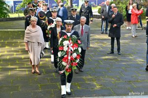 Od lewej: radna Elżbieta Raczyńska, Joanna Zielińska - przewodnicząca Rady Miasta Gdyni oraz radny Zenon Roda złożyli kwiaty przed pomnikiem Obrońców Wybrzeża na Cmentarzu Wojennym w Gdyni // fot. Magdalena Czernek