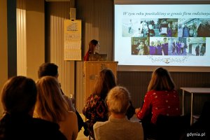 Aleksandra Czech z Agencji Rozwoju Gdyni prezentująca podsumowanie roku gdyńskich firm rodzinnych 